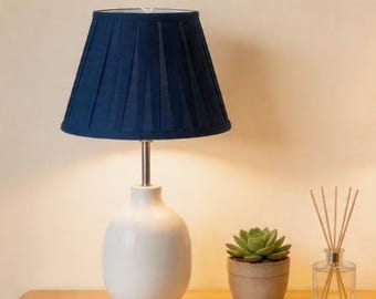 Marinblå veckad lampskärm med spindelväv – Handgjord vintage lampskärm – Coastal Grandmillennial sängkantsdekor