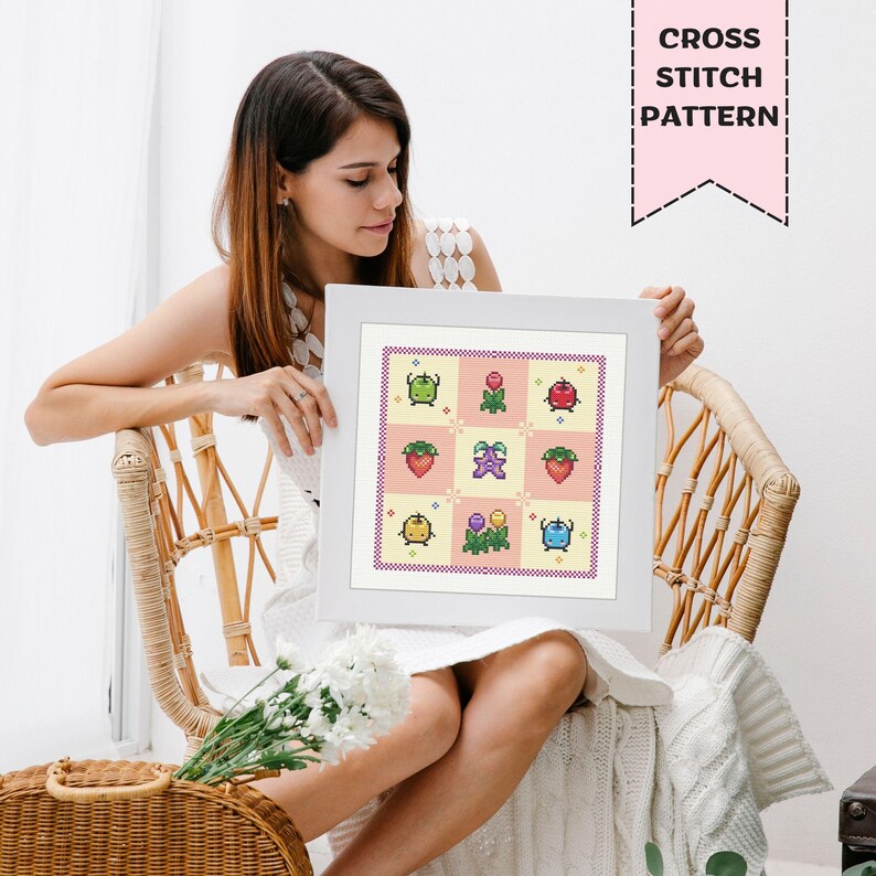 Puede incluir: Un patr&oacute;n de punto de cruz enmarcado con una cuadr&iacute;cula de coloridos dise&ntilde;os pixelados de frutas y flores. El patr&oacute;n incluye fresas, ar&aacute;ndanos y otros personajes caprichosos. El texto "CROSS STITCH PATTERN" se muestra en una pancarta rosa.