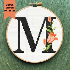 Letra M floral para bordado en punto de cruz, patrón de alfabeto, monograma con flor, letras iniciales para bordado en punto de cruz, descarga instantánea