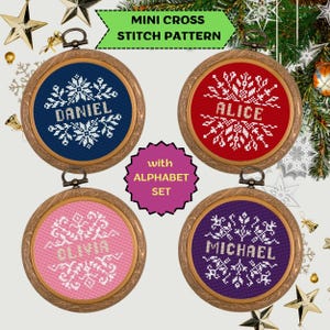 Puede incluir: Cuatro patrones de punto de cruz redondos en aros de madera, cada uno con un fondo de color diferente: azul, rojo, rosa y morado. Cada uno presenta un nombre en punto de cruz blanco: Daniel, Alice, Olivia y Michael. El texto "MINI CROSS STITCH PATTERN" está en la parte superior.