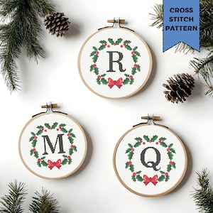 Patrón de punto de cruz de corona navideña personalizada, adorno de monograma bordado, decoración navideña con iniciales, descarga PDF