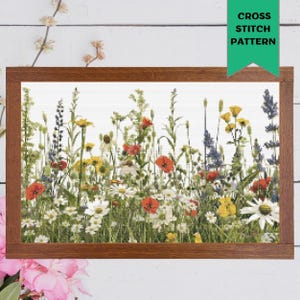 Puede incluir: Patrón de punto de cruz de un campo de flores silvestres en tonos de rojo, amarillo, blanco y azul. Las flores están dispuestas en una fila, con las flores más altas en la parte posterior y las más bajas en la parte delantera.