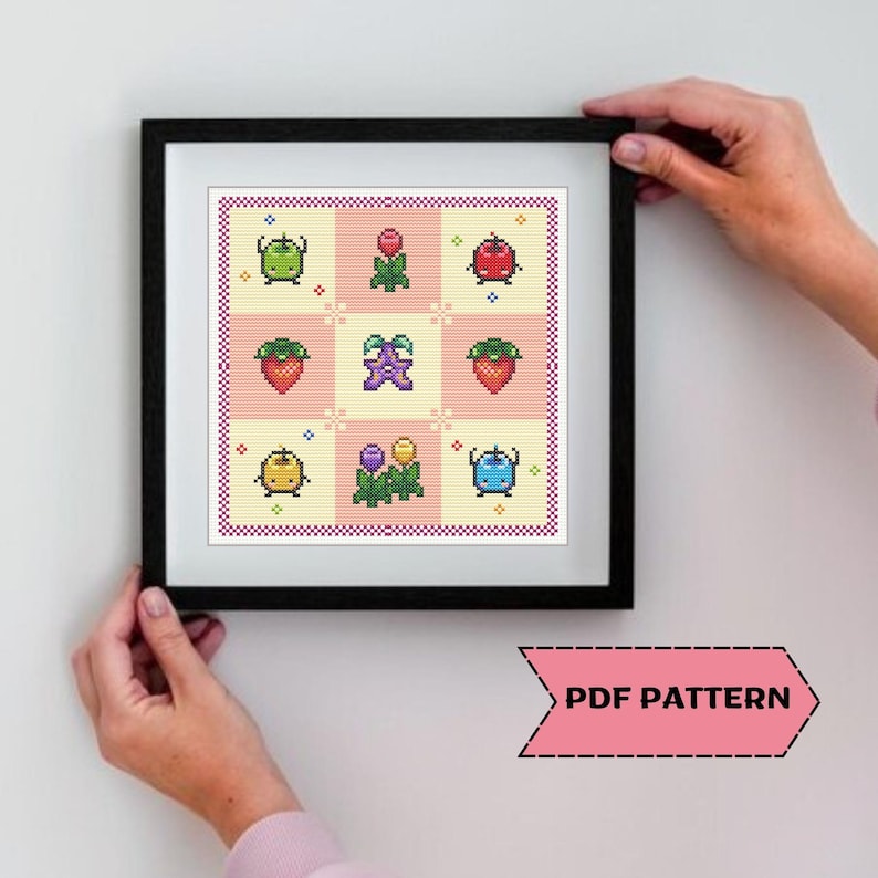 Puede incluir: Un patr&oacute;n de punto de cruz enmarcado con una cuadr&iacute;cula de im&aacute;genes pixeladas coloridas. El dise&ntilde;o incluye fresas, flores y otras formas caprichosas en una combinaci&oacute;n de colores rosa y amarillo. El marco es negro y el texto "PDF PATTERN" es visible.
