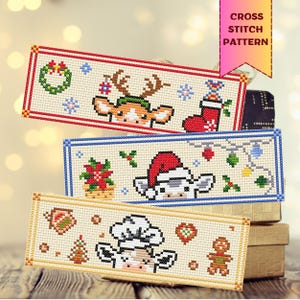 Puede incluir: Tres patrones rectangulares de punto de cruz con temas navideños. El patrón superior presenta un reno, una corona y diseños de copos de nieve. El patrón del medio tiene una vaca de Papá Noel, una flor de Pascua y luces navideñas. El patrón inferior muestra una vaca, un hombre de jengibre y un árbol de Navidad. El texto "CROSS STITCH PATTERN" es visible.