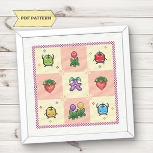 Puede incluir: Un patrón de punto de cruz enmarcado con una cuadrícula de coloridos diseños pixelados de frutas y flores. El patrón incluye fresas, manzanas y otros elementos florales estilizados. El texto "PDF PATTERN" está en una pancarta amarilla en la esquina superior izquierda.