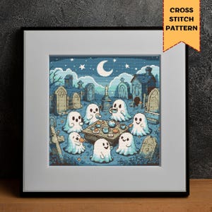 Pode incluir: Um padrão de ponto cruz emoldurado com uma reunião de fantasmas de desenhos animados em torno de uma mesa em um cemitério. A obra de arte é em tons de azul, verde e branco, com uma lua crescente e estrelas no céu noturno. O texto "CROSS STITCH PATTERN" está em uma faixa.
