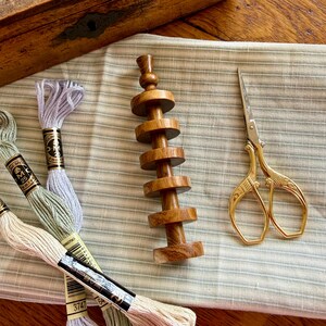Handgedraaide houten draadhouder | Goudenregen | Opberger voor borduurgaren | Naaiaccessoire | Cadeau voor borduurders