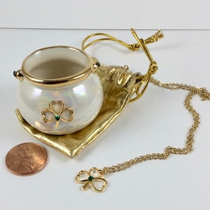 Halsband med kruka av guld med klöver och smaragdkristall