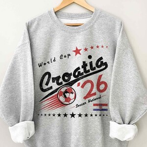 Retro Croatia Soccer World Comfort Colors Shirt, 90s Soccer Team World Graphic Tee Bild 3