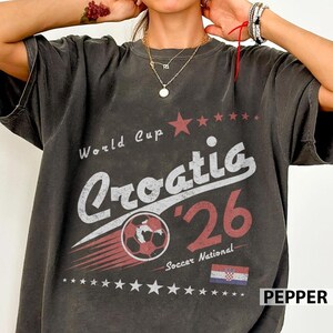 Retro Croatia Soccer World Comfort Colors Shirt, 90s Soccer Team World Graphic Tee Bild 4