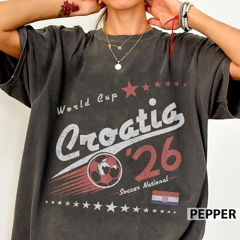 Retro Croatia Soccer World Comfort Colors Shirt, 90s Soccer Team World Graphic Tee Bild 4