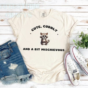 T-shirt di procione carino tenero e un po' malizioso, magliette grafiche, amante del procione, magliette divertenti, regali di procione, camicia animale, panda della spazzatura