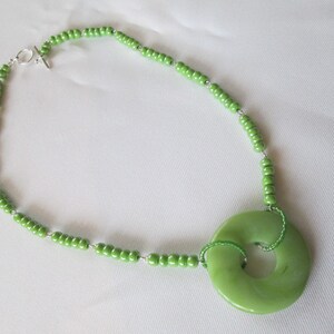 Spring Green Glass Bead Wire Link Necklace with Acrylic Donut Pendant