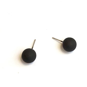 Pendientes de bola de lucita negra mate / pendientes de lucita vintage sostenibles hechos con plásticos viejos