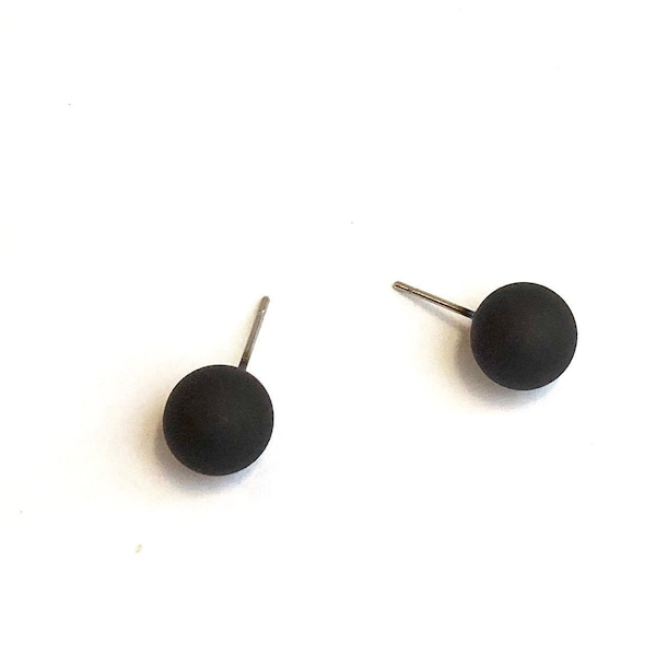 Schwarze Matt Lucite Ball Ohrstecker | nachhaltige Vintage Lucite Studs aus alten Kunststoffen