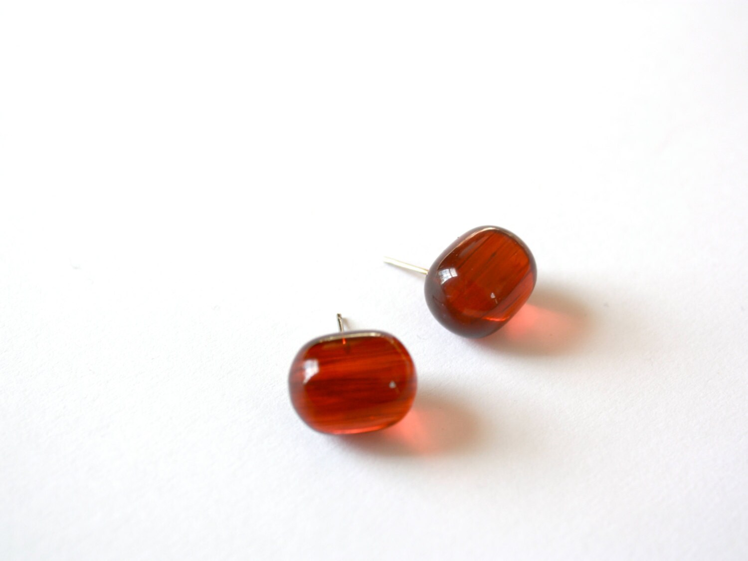 Ambre Studs | Boucles d’oreilles Tortoise Brown Bullet Stud | boucles d’oreilles vintage lucite post | Leetie Lovendale
