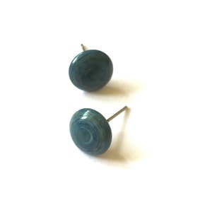 Teal blauw gemarmerde Mod Disc Studs | vintage Lucite knop post oorbellen | duurzame sieraden