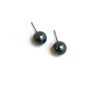 Pendientes de bola de lucita con perla negra / pendientes de lucita vintage sostenibles