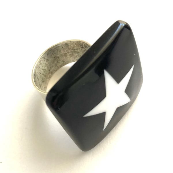 Anillo de cóctel de plata de metacrilato con estrellas en blanco y negro