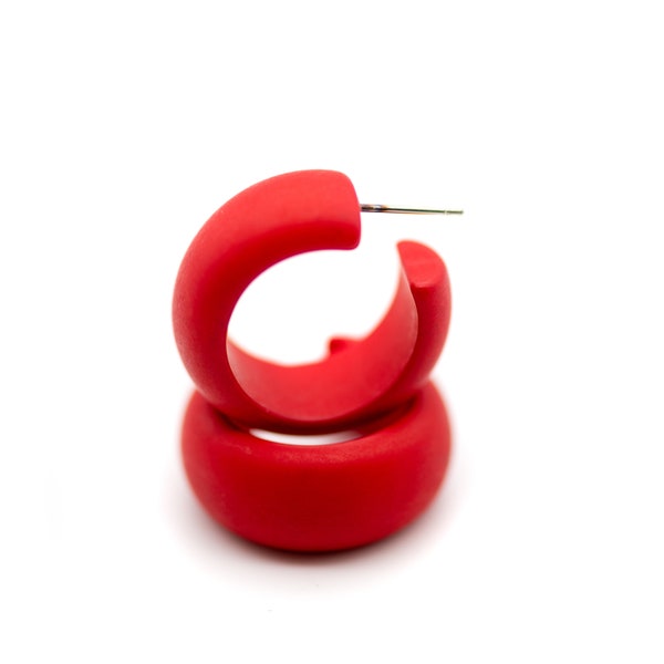 Kirschrote matte Bold Haskell Creolen | Vintage Lucite Creolen von Leetie | Der Haskell Hop