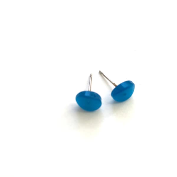 Aqua Blue Moonglow Tiny Oval Studs - France boucles d’oreilles vintage minimaliste post de lucite