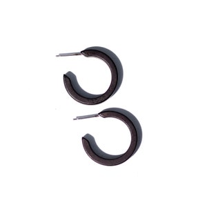 Zwarte matte mini klassieke hoepeloorbellen - vintage lucite hoops