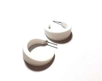 Boucles d’oreilles blanches Small Hoop | Le petit | Marilyn Hoop lucite givrée faite à la main avec des produits vintage