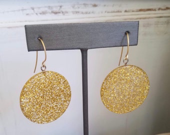 Pendientes colgantes de disco Lucite con brillo dorado y transparente / Leetie Lovendale hechos con joyería vintage
