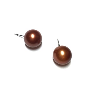 Orecchini a perno con sfera metallica in rame scuro / orecchini post vintage in lucite retrò