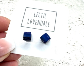 Brincos de cubo com brilho azul marinho