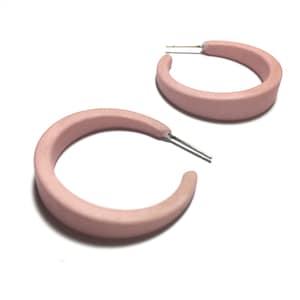 Boucles d'oreilles roses en forme de chausson de danse | Créoles rose très clair | créoles effilées en Lucite en velours | Créoles Lola