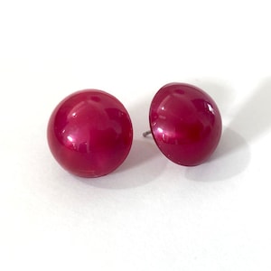 Cranberry Aura Glow Retro Knappörhängen - vintage örhängen med lucitformad kupol