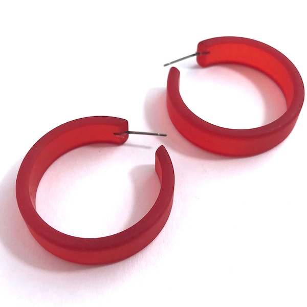 Kirschrot gefrostete Portland Hoops | Vintage Lucite Ohrringe