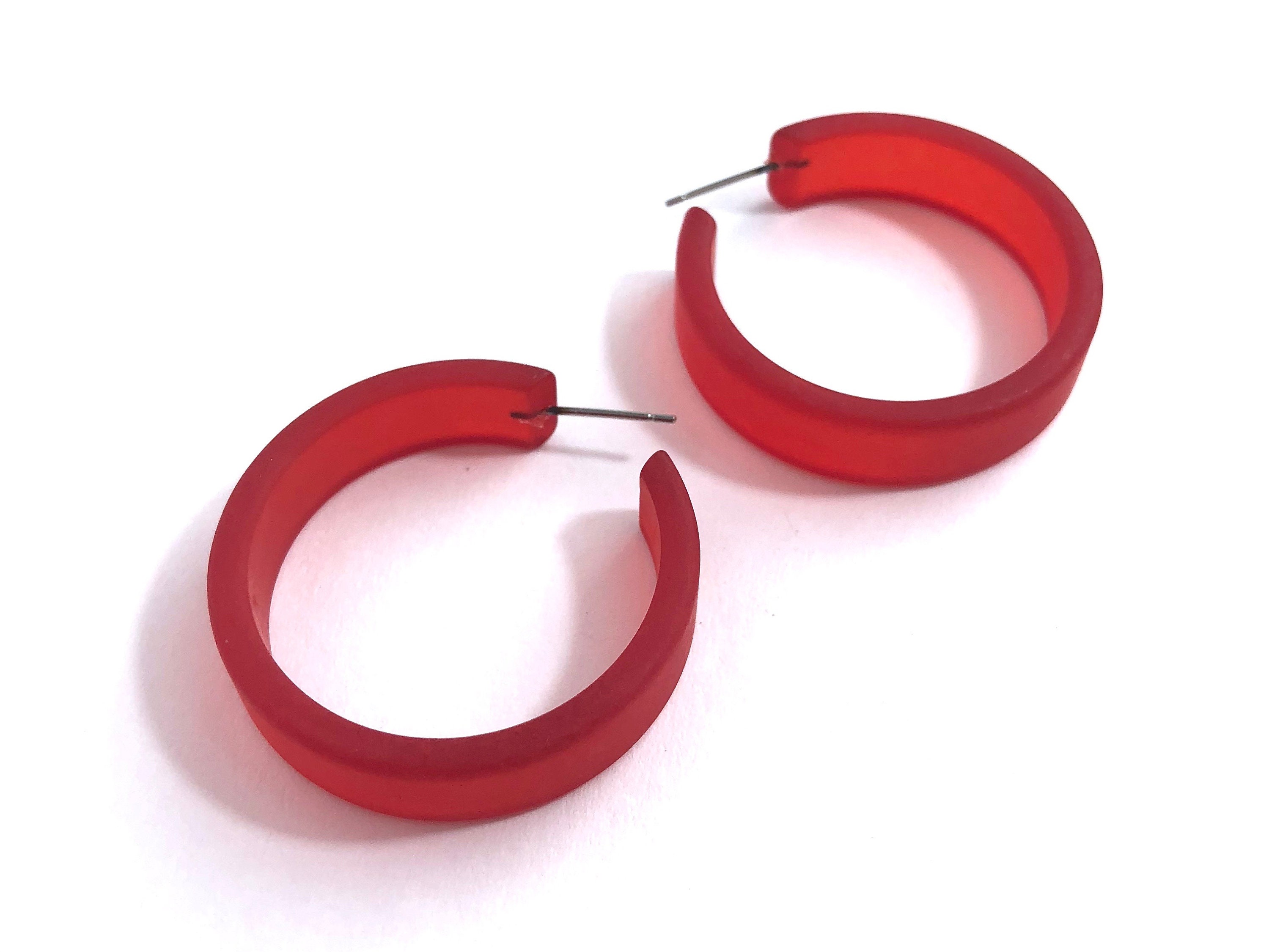 Cerchi Portland satinati rosso ciliegia, orecchini in lucite vintage