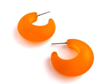 Oranje Frosted Lucite Chunky slak shell hoepel oorbellen