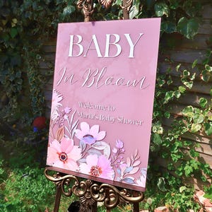 パーソナライズされた Baby in Bloom ベビーシャワー グリーティング サイン | カスタム A3 A2 かわいい花柄のエレガントなウェルカム サイン | 3 MM パースペックス アクリル イベント サイン