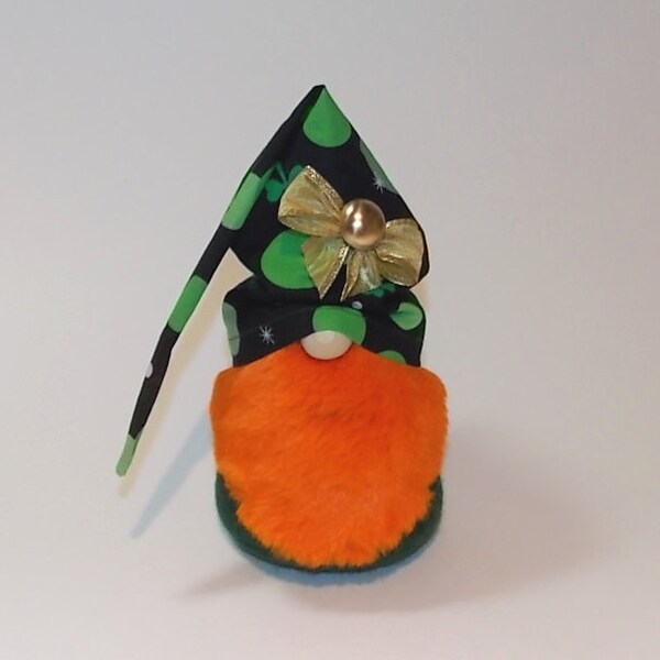 St Patricks day Gnome, Sitting gnomes, Lucky Gnome, Shelf Sitter Gnome, Farmhouse Gnome, Scandinavian Gnome, Gnome, Green Clover Gnome