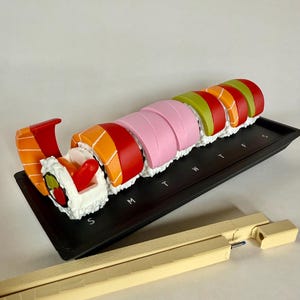 Sushi Pillenbox Set mit Tablett Notizblock und Stift Stäbchen | Sushi Keychain Optionen | ForgeCore | Personalisierbar | To do-Liste