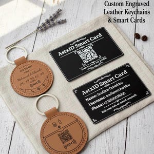 Op de afbeelding: Tan lederen sleutelhangers en zwarte smartcards met witte tekst. De sleutelhangers zijn rond met zilveren ringen en gegraveerde details, waaronder namen, telefoonnummers en NFC-symbolen. De smartcards hebben QR-codes.