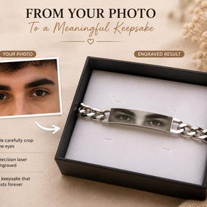 Puede incluir: Una pulsera de cadena de metal plateado con una placa central rectangular que presenta una imagen grabada con láser de ojos humanos. La pulsera se presenta en una caja negra. El texto incluye FROM YOUR PHOTO To a Meaningful Keepsake, YOUR PHOTO y ENGRAVED RESULT.