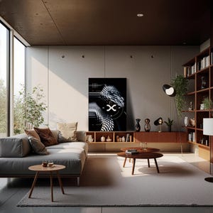 Könnte beinhalten: Ein modernes Wohnzimmer mit einem grauen Sofa, Holztischen und einem großen schwarz-weißen Kunstwerk. Der Raum verfügt über ein Bücherregal, eine Stehlampe und dekorative Gegenstände. Das Kunstwerk hat ein abstraktes Design mit dem Buchstaben "X".