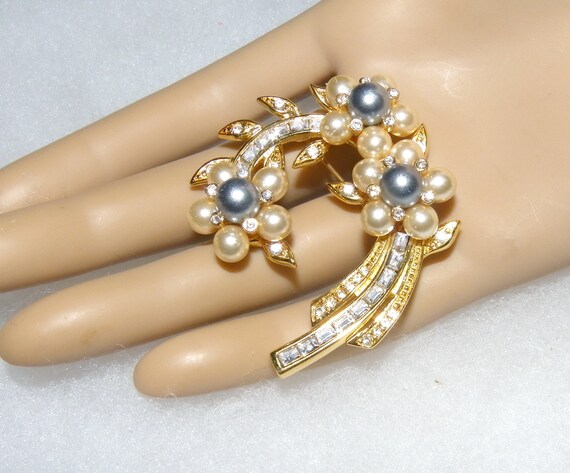 Joan Rivers Vintage Pearl & Crystal Pin Rhinestone