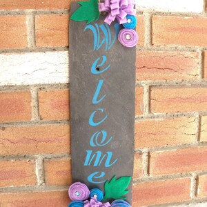 Antique toiture ardoise signe ~ peint à la main signe de bienvenue ~ fleurs en feutre Fuchsia & Aqua ~ cadeaux ~ porche signe ~ cadeau de pendaison de crémaillère ~ peint signe ardoise