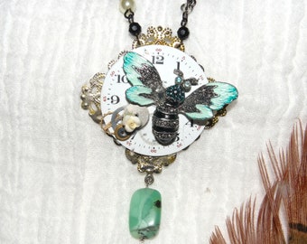 Steampunk Altered Art Watch Parts Collana Smaltata Ali Bumble Bee Watch Face Pendente Collana a catena lunga OOAK Regalo di Natale