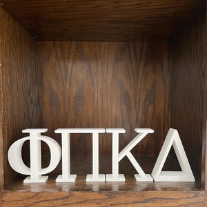 Letras griegas de gran tamaño: decoración de fraternidades y residencias estudiantiles.