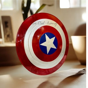 Pu&ograve; includere: Uno scudo di Capitan America rosso, bianco e blu con una stella bianca su sfondo blu. Lo scudo ha la scritta "Iron Clad Armory" su di esso.