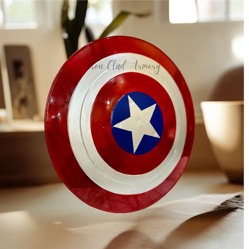 Pu&ograve; includere: Uno scudo di Capitan America rosso, bianco e blu con una stella bianca su sfondo blu. Lo scudo ha la scritta "Iron Clad Armory" su di esso.