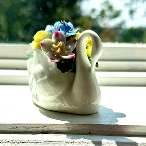 Vintage Aynsley Fine Bone China Swan with Flower Bouquet – Handcrafted Porcelain Floral Arrangement, Made in England
