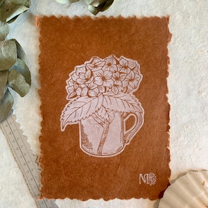 Taza de café y hortensia - cartel linograbado impreso a mano - formato retrato 15x21 en papel de terracota Lokta hecho a mano en Nepal