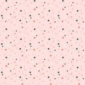 Puede incluir: Un patr&oacute;n repetitivo de peque&ntilde;as estrellas en varios colores, incluyendo negro, naranja y blanco, dispersas sobre un fondo rosa claro. Las estrellas son de diferentes tama&ntilde;os y est&aacute;n distribuidas uniformemente, creando un dise&ntilde;o caprichoso y festivo.